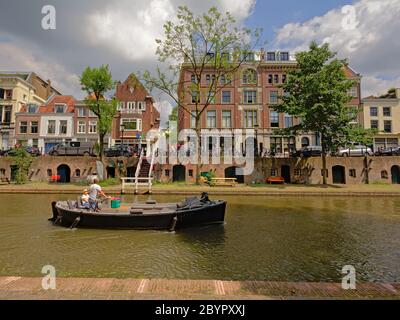 `oudegracht` Kanal in Utrecht, mit typisch holländischen Häusern, mit Kellern, die auf einem alten Kai ausfahren. Stockfoto